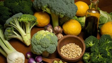 Östrogen senken pflanzlich: Effektive Kräuter und Nahrungsmittel für ein hormonelles Gleichgewicht