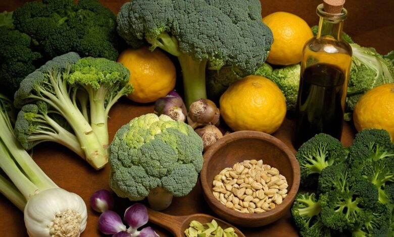 Östrogen senken pflanzlich: Effektive Kräuter und Nahrungsmittel für ein hormonelles Gleichgewicht